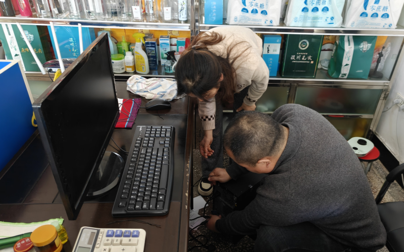 技術人員上門安裝電腦。