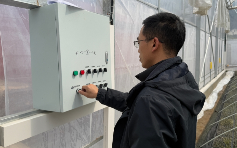 工作人員進行溫控調節。