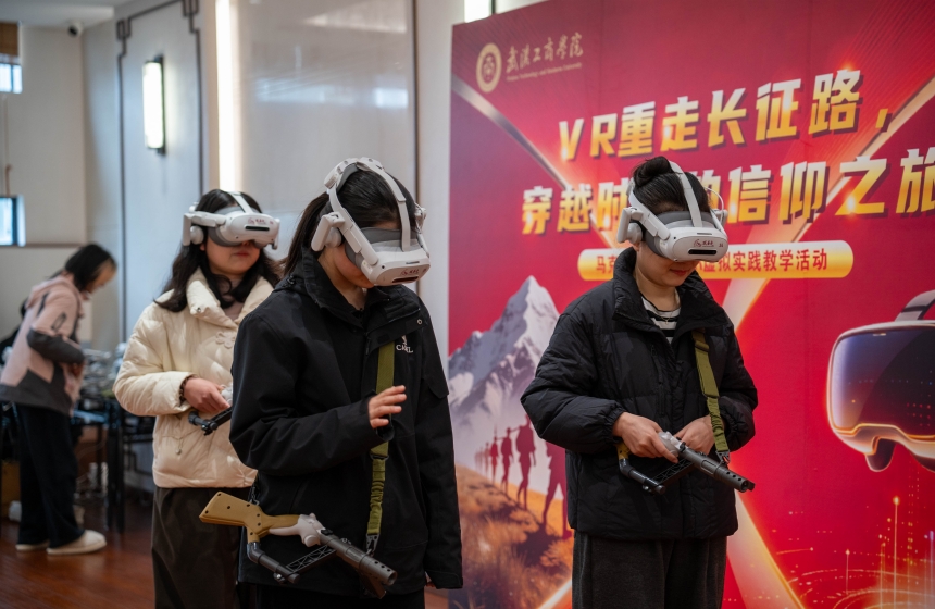 師生一同現場體驗VR。曹子涵 攝