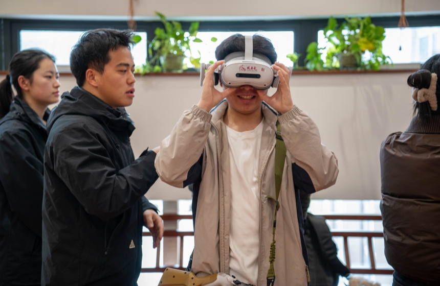 師生一同現場體驗VR 。曹子涵攝