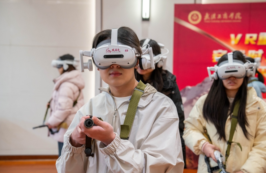 師生一同現場體驗VR 攝影：曹子涵