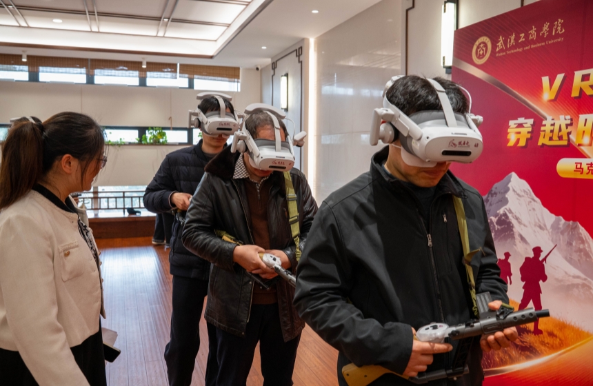 武科大老師現場體驗VR  攝影：曹子涵 