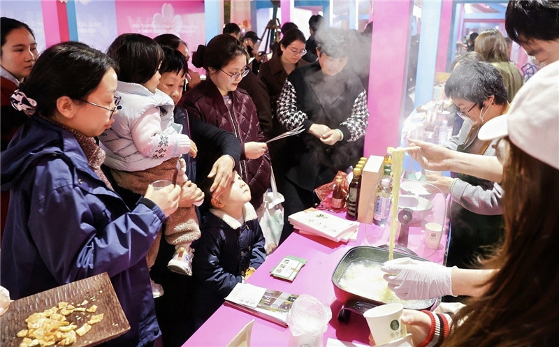 櫻花市集吸引市民爭相打卡