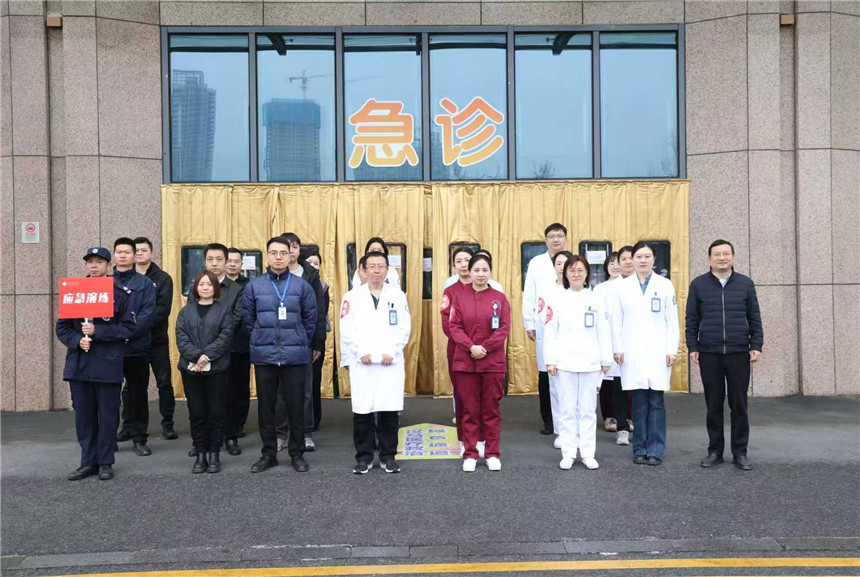 武漢市中心醫院楊春湖院區舉行武漢馬拉鬆賽事醫療保障應急演練。