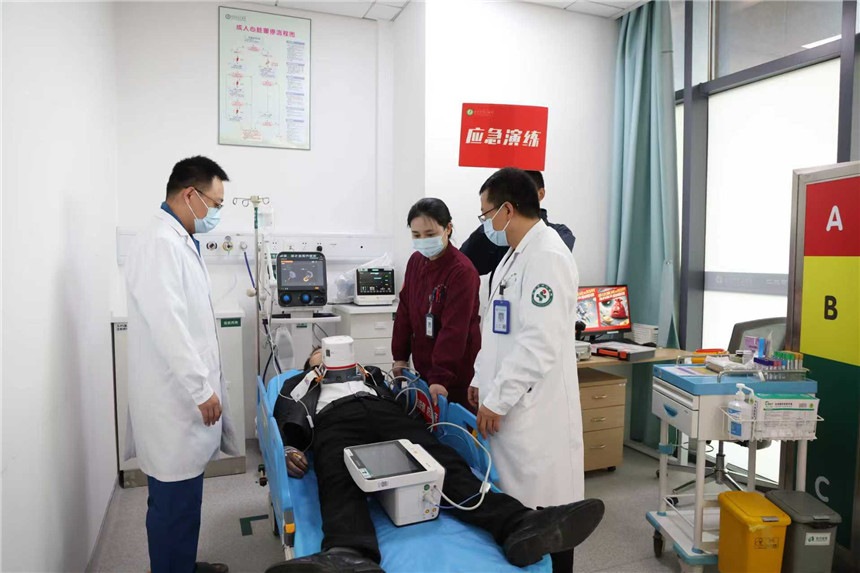 演練中，醫護團隊為模擬的突發心臟驟停“患者”進行緊急多學科會診。