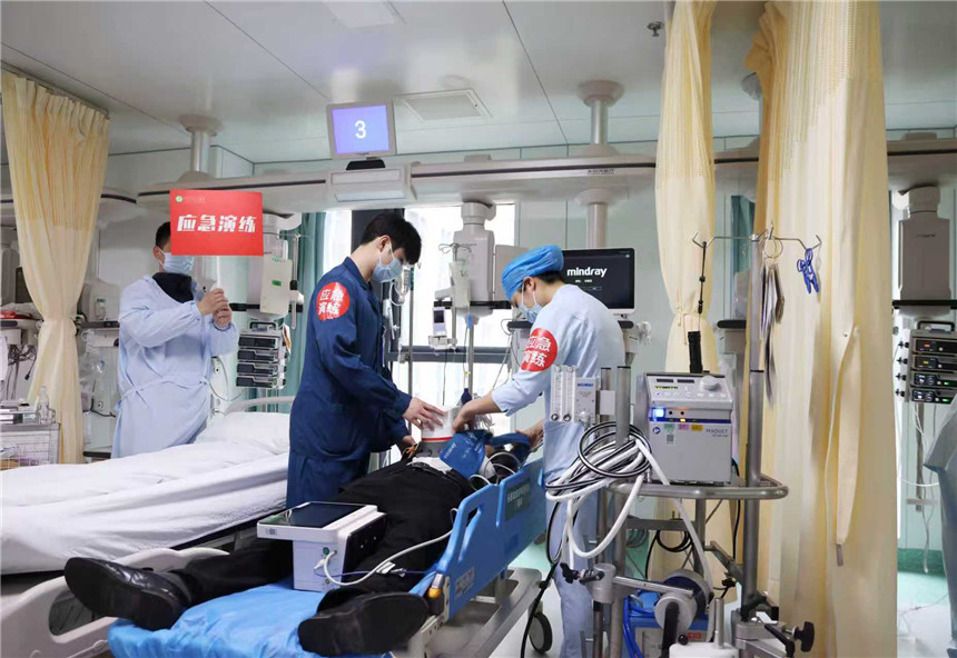 演練中，醫護團隊准備為模擬的突發心臟驟停“患者”緊急實施ECMO支持搶救生命。
