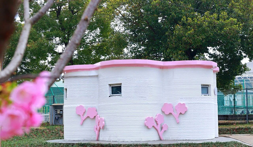 武漢兩座3D打印“櫻花公廁”首次投用 助力漢馬