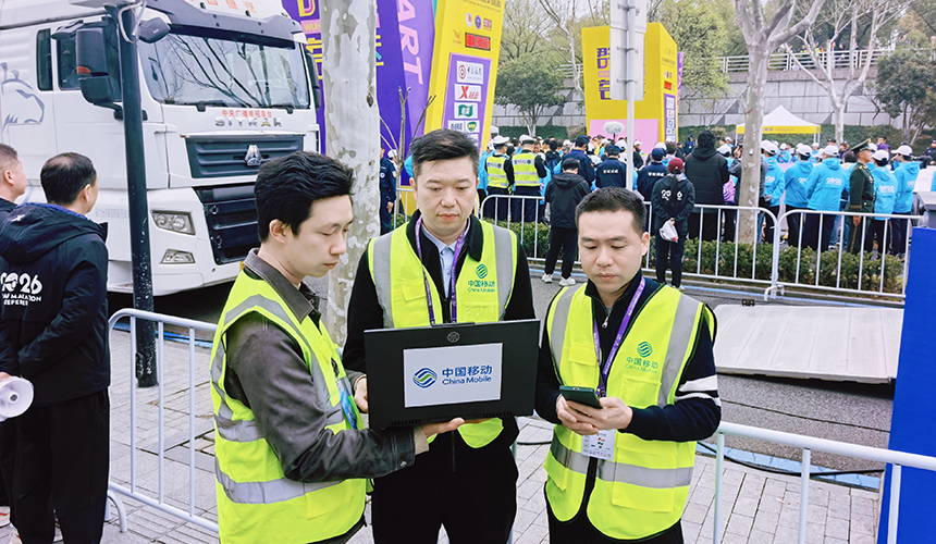 湖北移動工作人員在漢馬現場護航5G-A網絡暢通