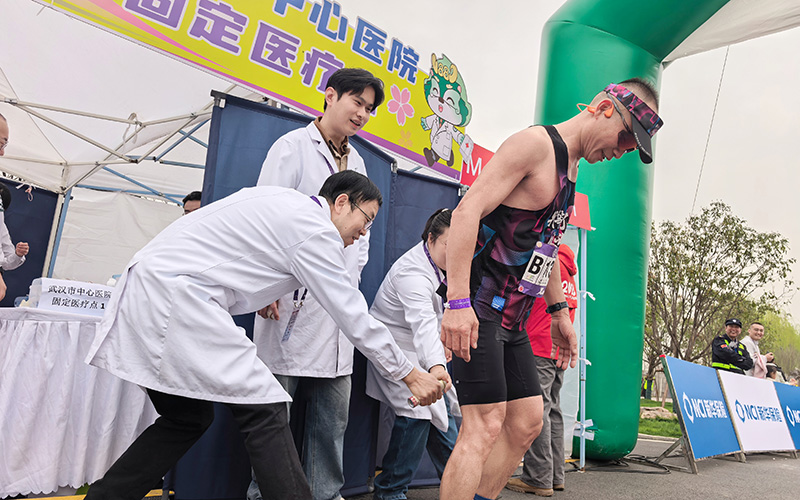 駐守固定醫療點的醫護人員為選手提供幫助。