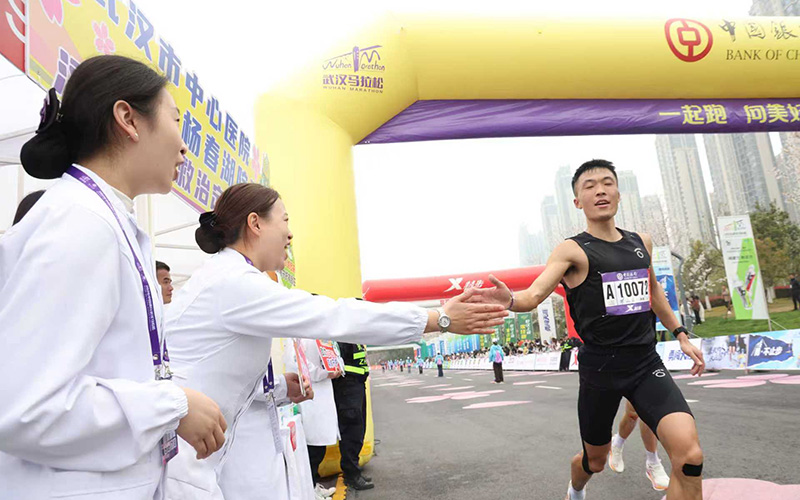 武漢市中心醫院醫護人員為選手加油鼓勁。