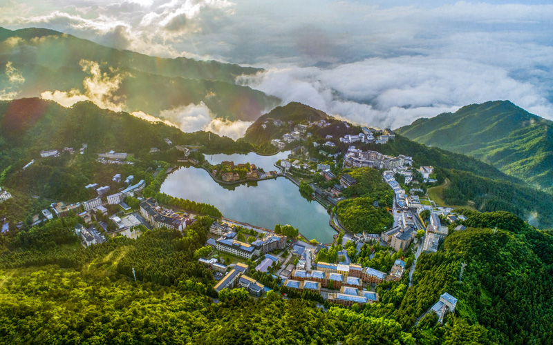 綠水青山就是金山銀山。唐成攝