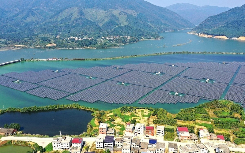 大畈鎮53.8萬塊光伏板依山就勢鋪展。唐成攝