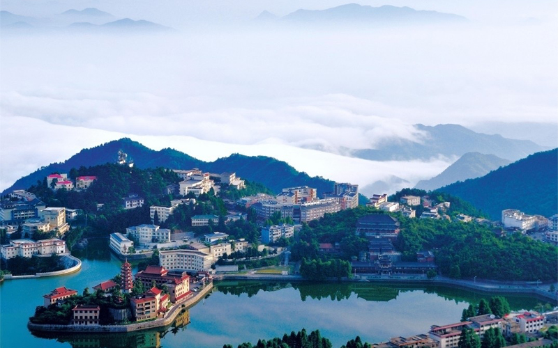 鄂南仙境，雲上九宮。唐成攝