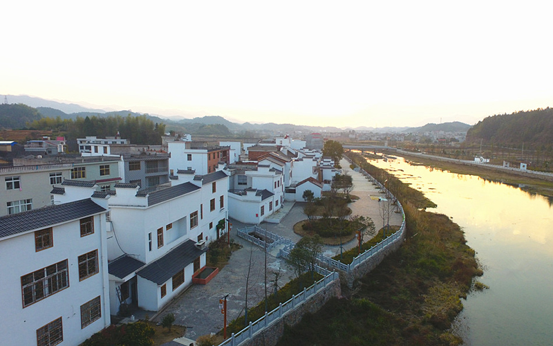 村民吃上“旅游飯”、走上致富路。龍行善攝