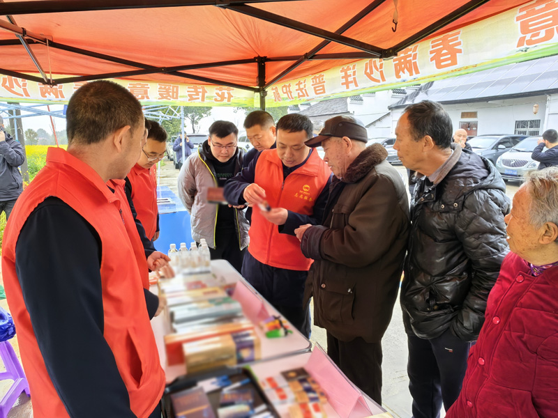 油菜花節主會場專賣人員開展真假煙鑒定宣傳。