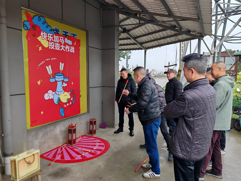 在零售戶店面前開展趣味活動引流。