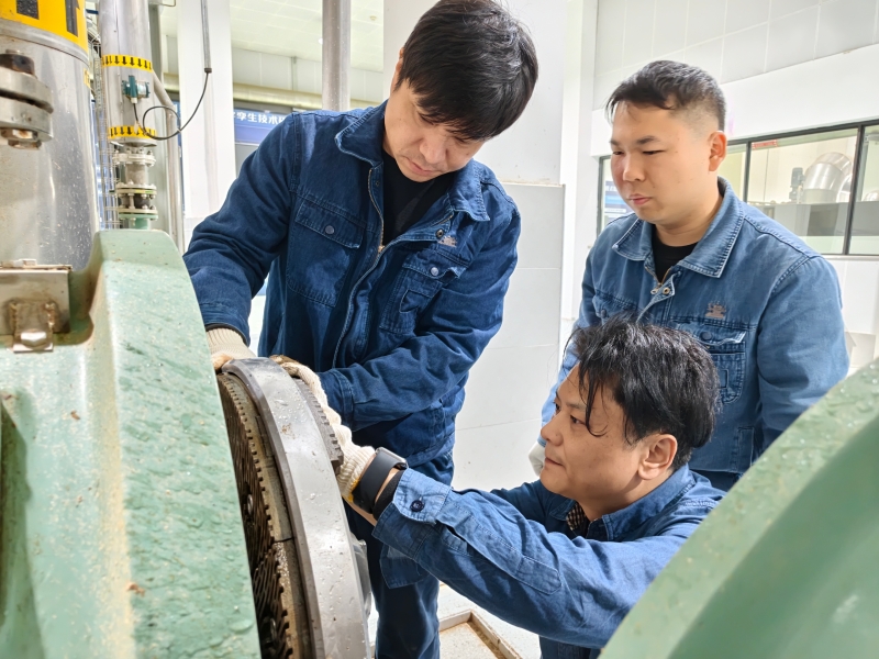 經典薄片車間“技能師”+“工程師”現場研討。王水明攝