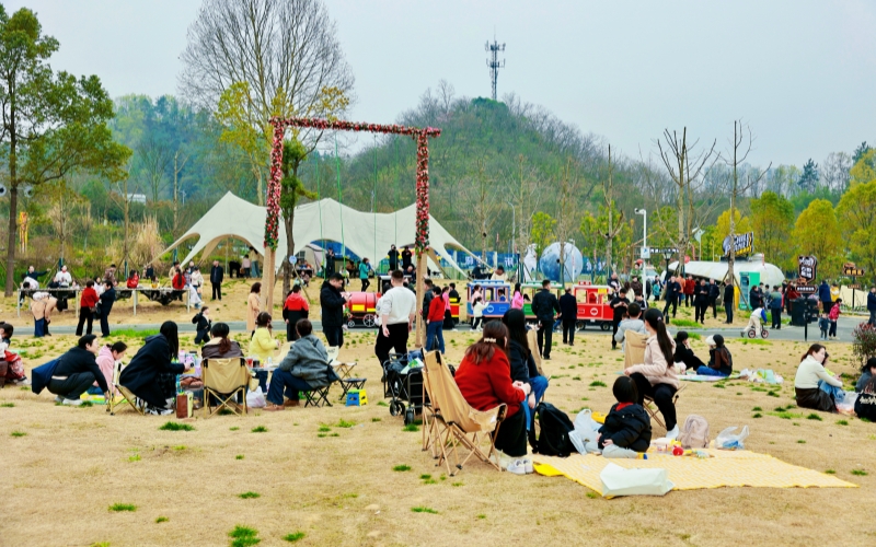 開營首日，來自十堰城區和周邊的游客絡繹不絕。