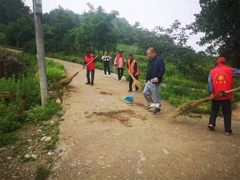 开展环境卫生整治。朱文静摄