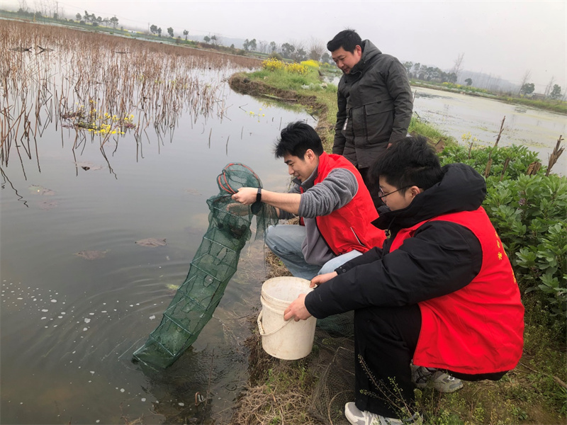 驻村工作队组织党员志愿者帮助农户整理地笼