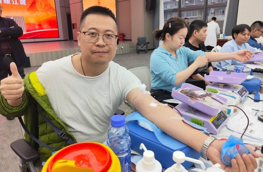 张宁正在献血。肖莉娇摄