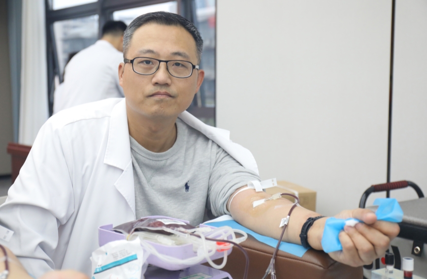 李鹏程第22次无偿献血(右一)。代雨朦摄