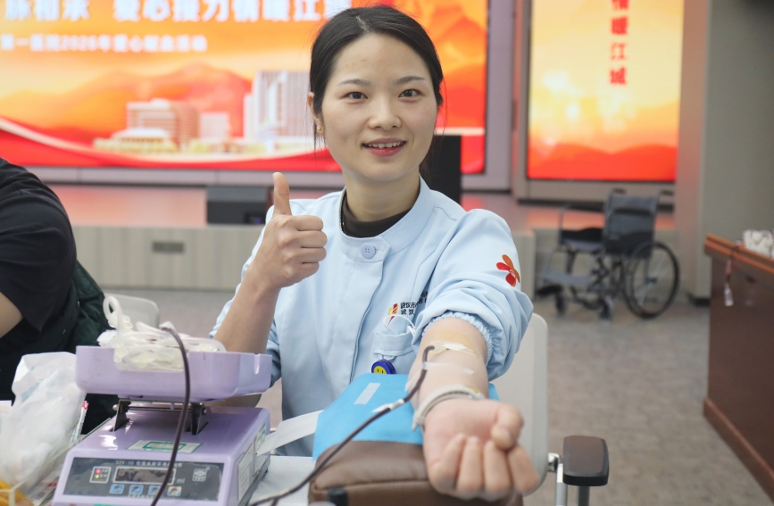 彭景正在献血。代雨朦摄