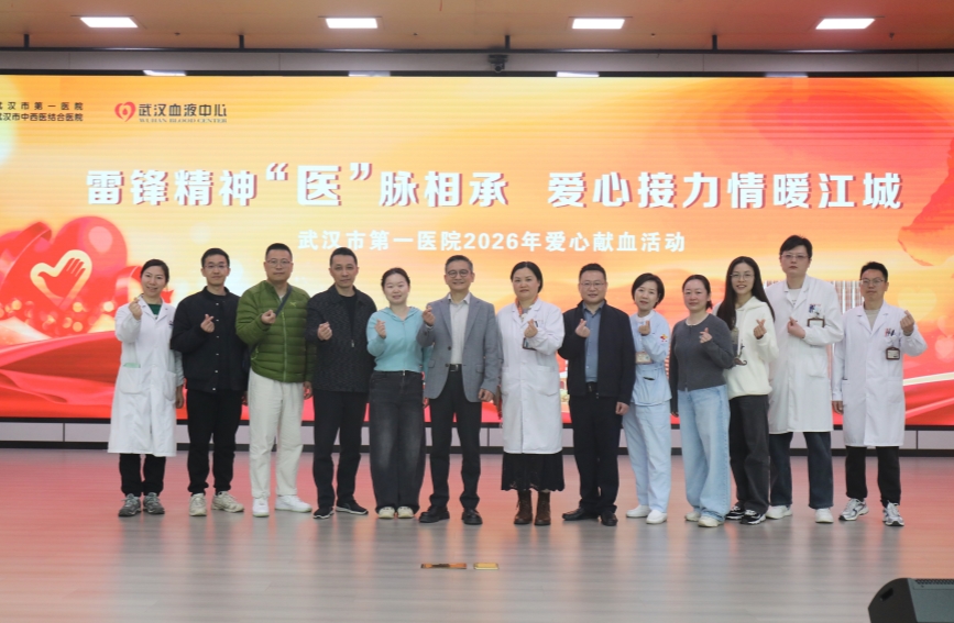 参与献血活动的医务工作者代表。代雨朦摄