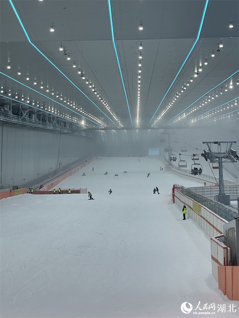 滑雪场内部。人民网记者 周倩文摄