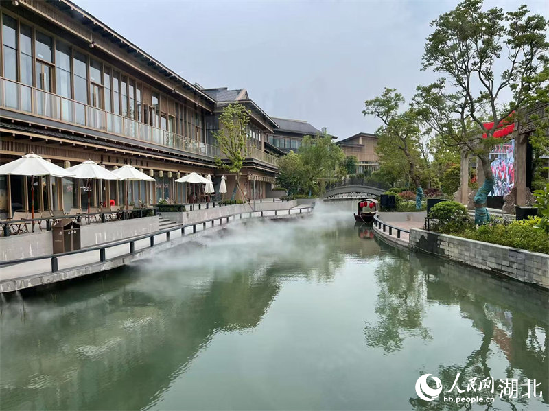 商业街景。人民网记者 周倩文摄