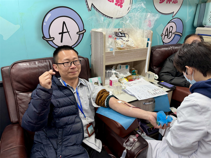 活动组织者江志伟也坐上采血椅。