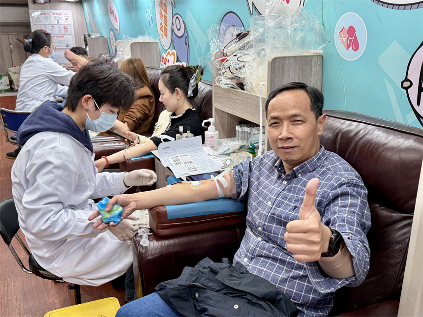 刘利国正在献血。