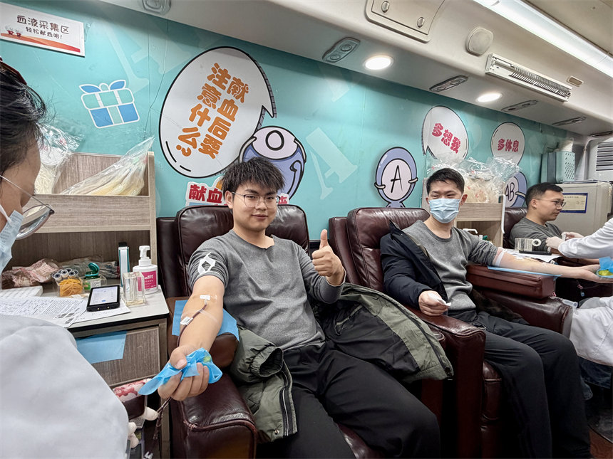 张俊正在献血。