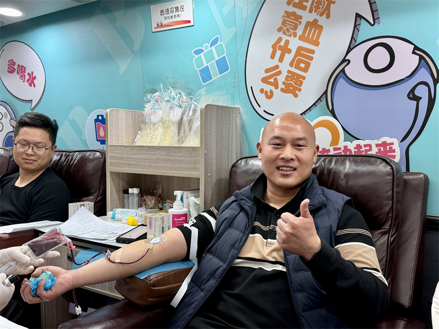 张正元正在献血。