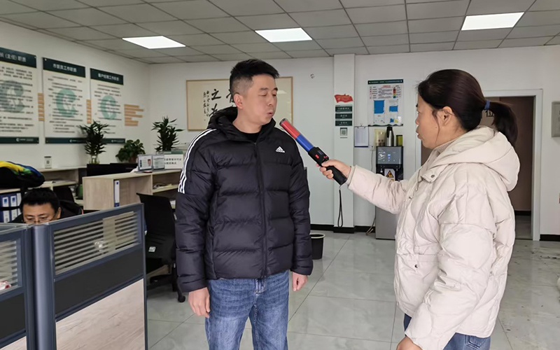 工作人员对车辆驾驶员开展酒精测试。
