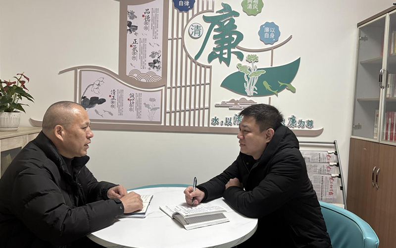 基层管理所（市场部）负责人与外出培训员工谈话。