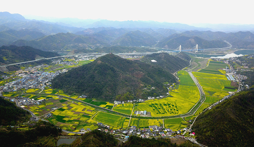 湖北郧阳：油菜花海享春光 农旅融合促增收