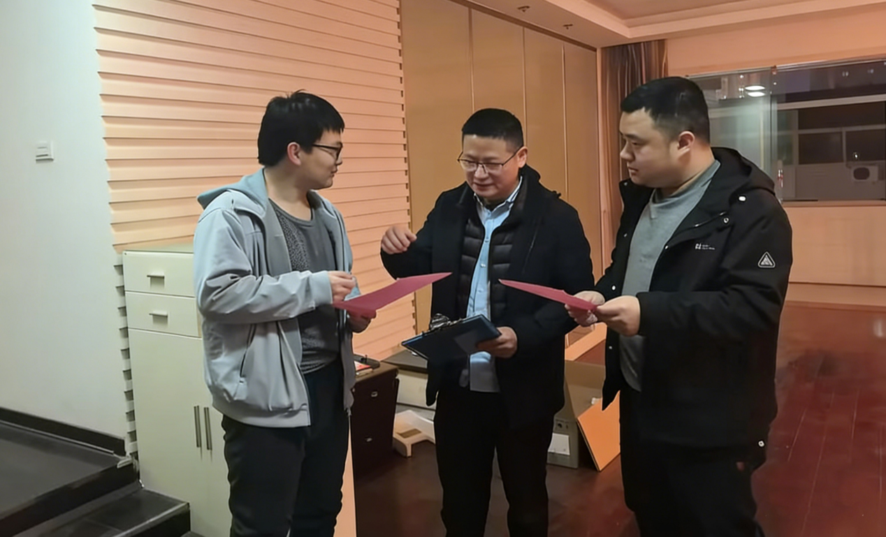 发放《消防安全告知书》 宣讲消防安全知识。