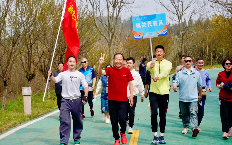 武汉晴川学院开展教职工健步走。