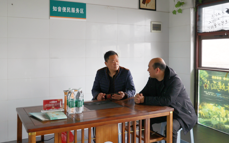 游客到知音便民服务区内休息。