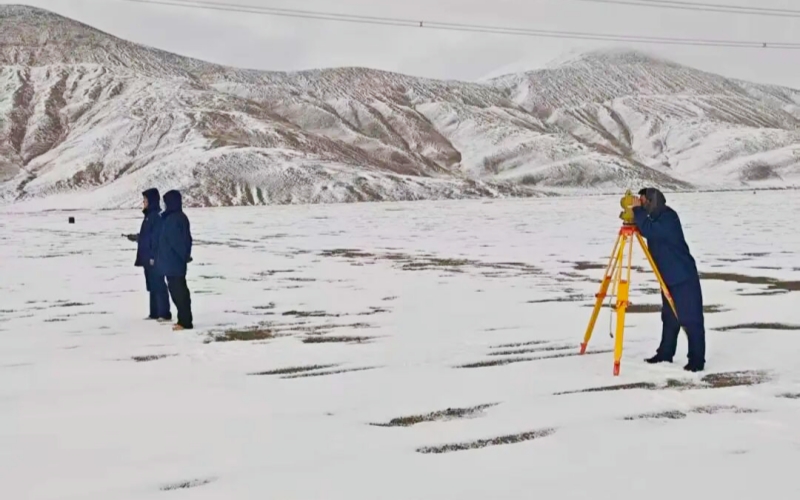 国网湖北送变电公司员工顶风冒雪在海拔4000余米青海望昆新建变电站工地进行定位放线作业。