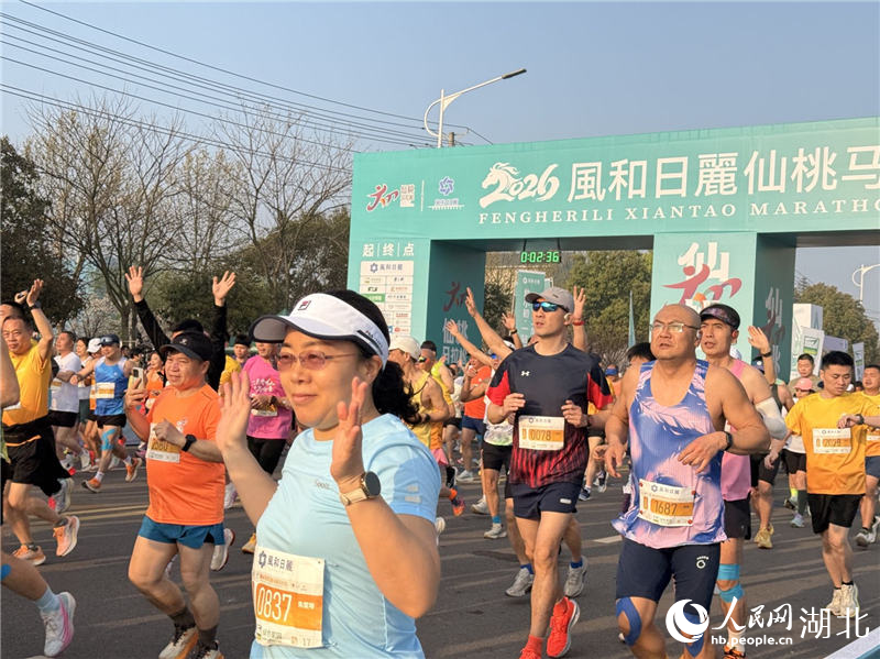 插入跑者从起点出发。人民网记者 张隽摄