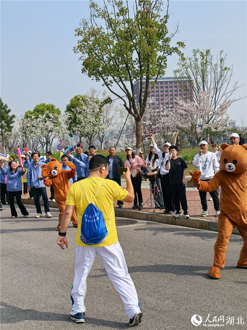 加油站里丰富多彩的活动吸引跑者拍照留念。人民网记者 周雯摄