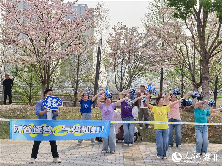 市民给跑者加油助威。人民网记者 周雯摄