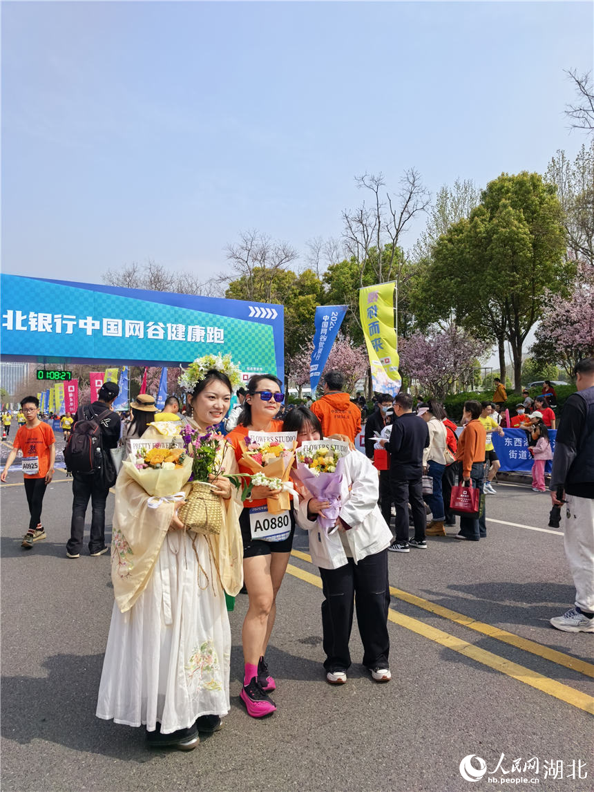 完赛选手正在合影。人民网记者 周雯摄