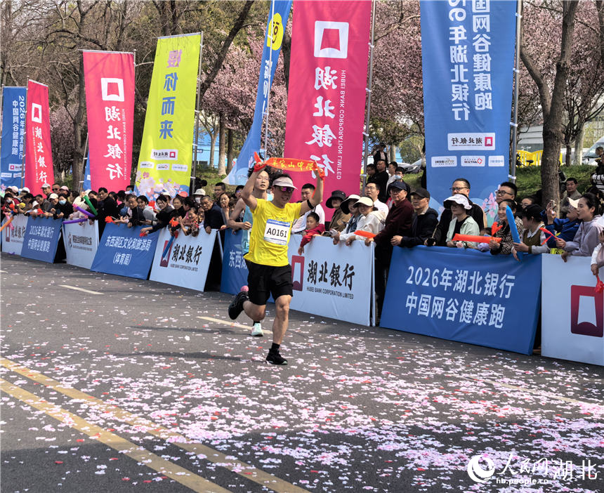 选手正在奔跑。人民网记者 周雯摄