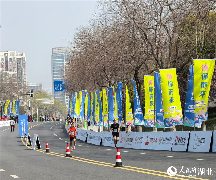 选手正在奋力奔跑。人民网记者 周雯摄