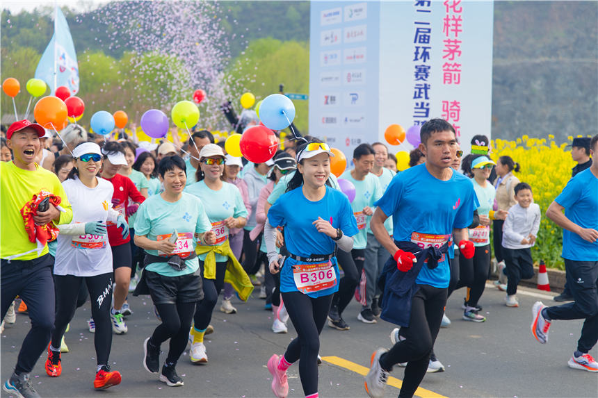 300余名跑步爱好者在一声令下冲出起跑线