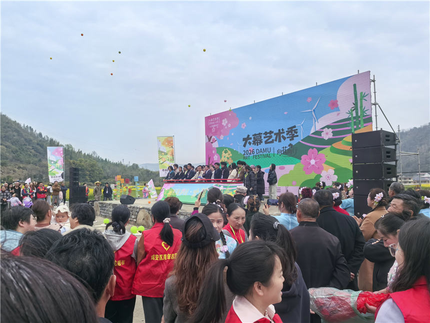 湖北咸安：花海艺术入春来