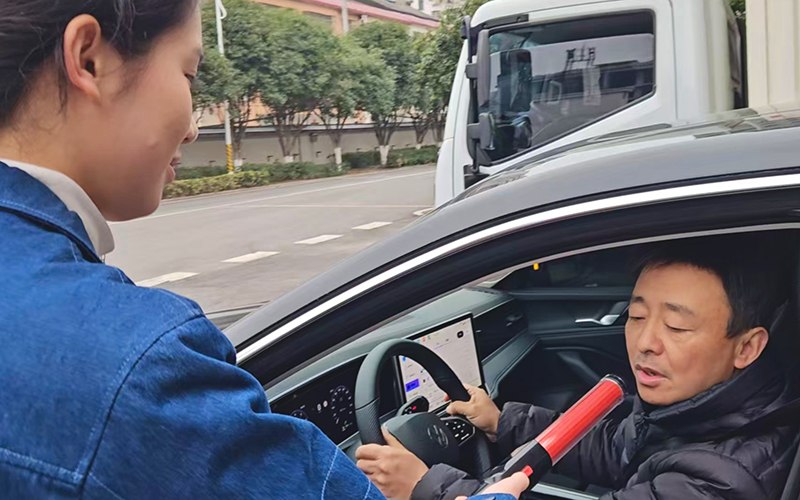 纪检监察员对司机进行出车前检测
